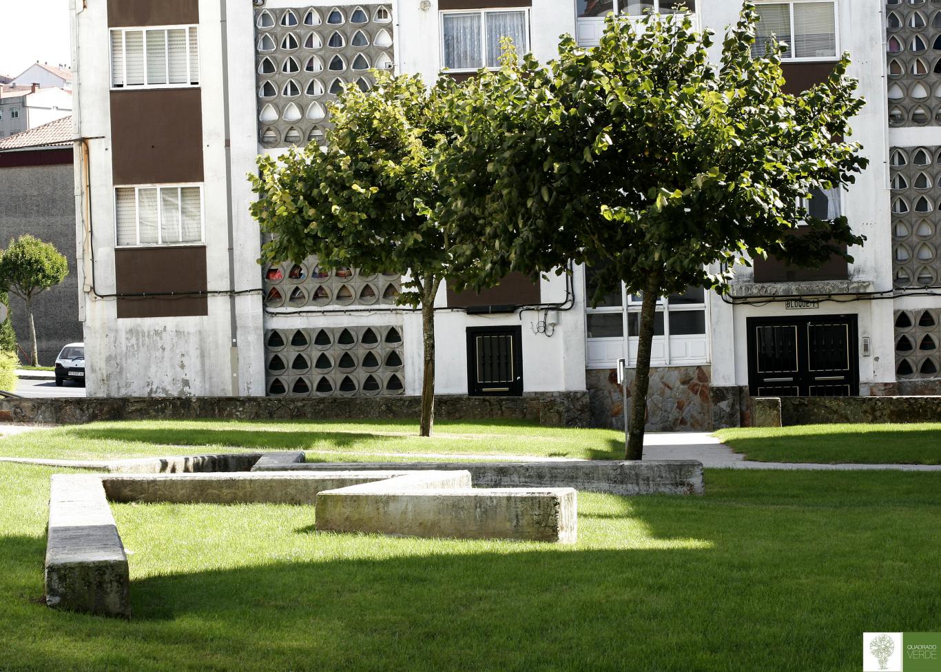 Espacio verde con descanso y arboles