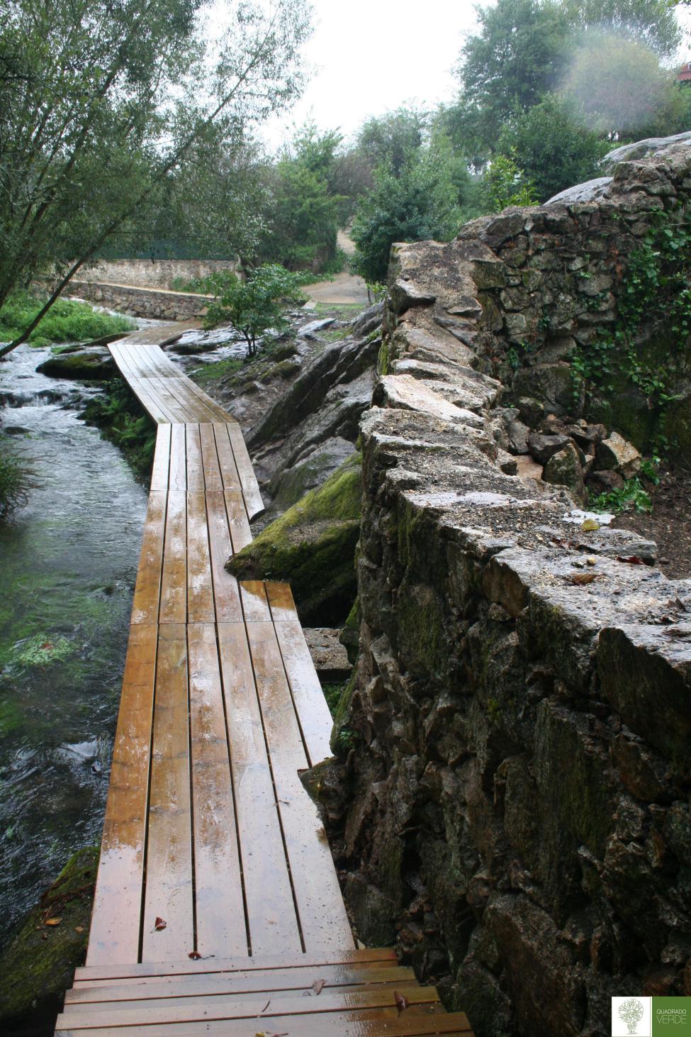 Camino de madera barnizado