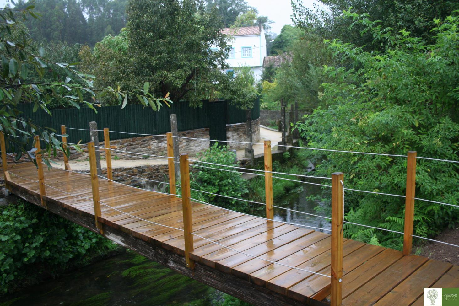 Puente con pasamanos