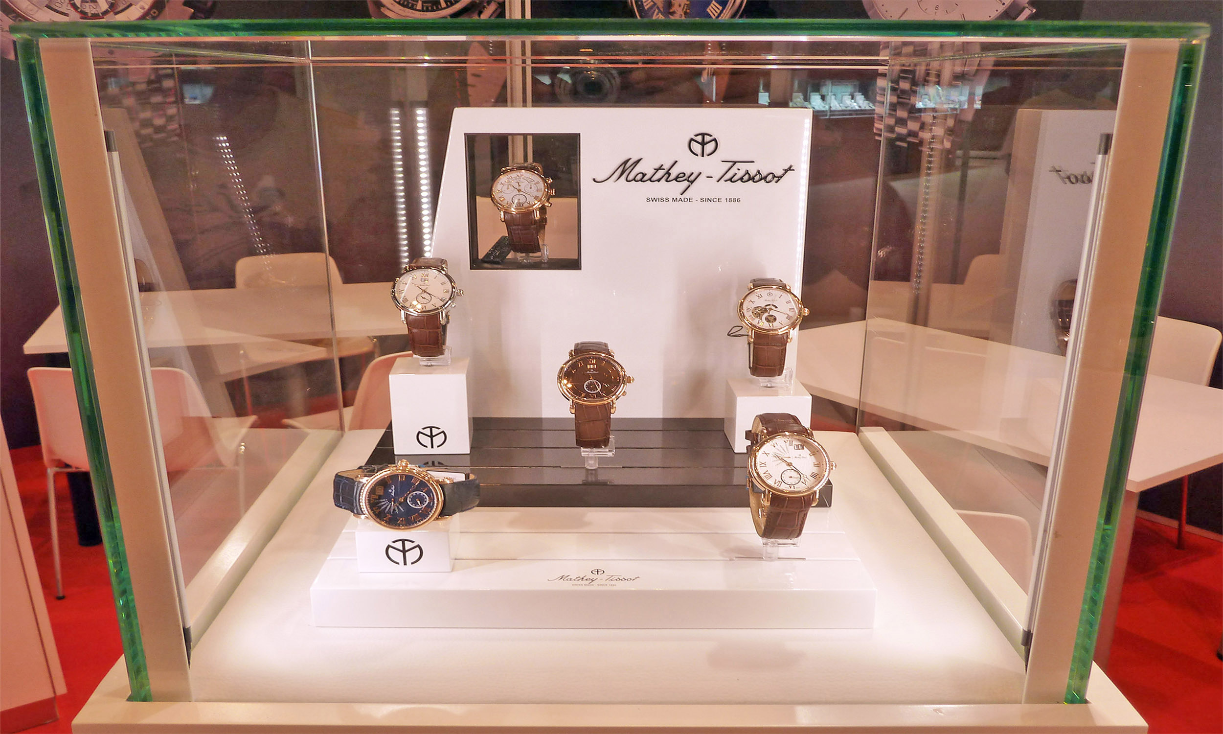 VITRINA MATHEY TISSOT ILUMINACIÓN LATERAL LEDS 2