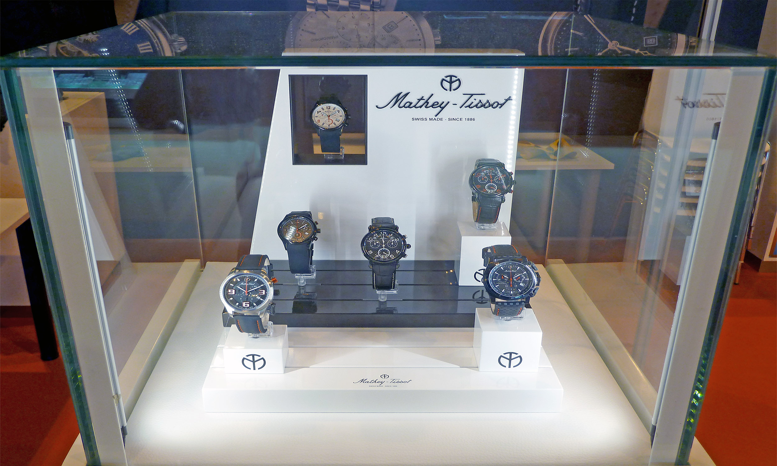 VITRINA MATHEY TISSOT ILUMINACIÓN LATERAL LEDS